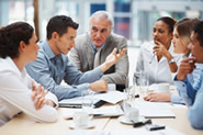 Personnes en discussion