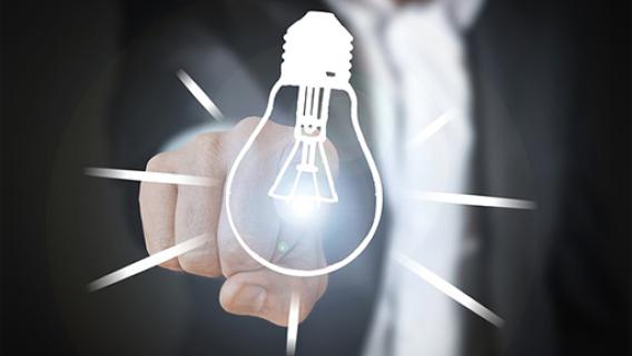 Concept de l'innovation avec ampoule
