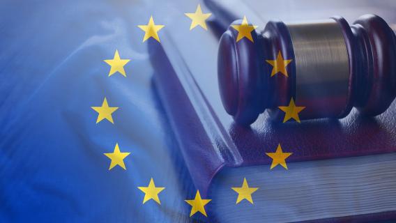 Code et marteau de justice sur fond de drapeau européen