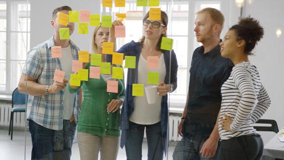 Réunion autour de post-it
