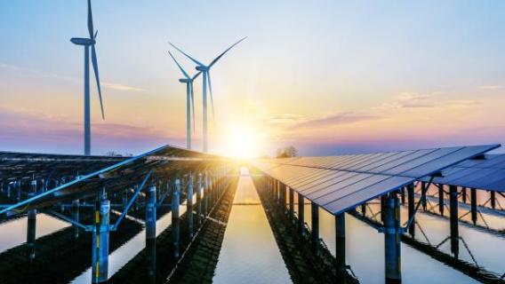 éoliennes et panneaux photovoltaïques avec coucher du soleil à l’horizon