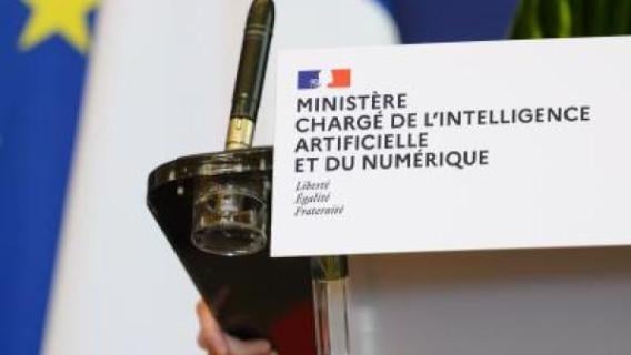 pupitre avec logo Ministère chargé de l’Intelligence artificielle et du Numérique