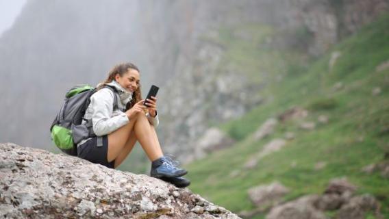 personne téléphonant en haute montagne