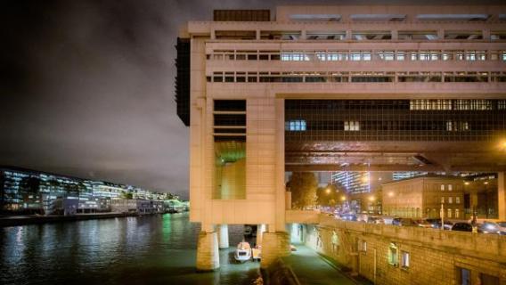 ministère de l'économie côté quai de seine la nuit