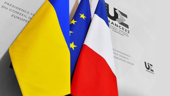 Drapeaux ukrainien, français, européen