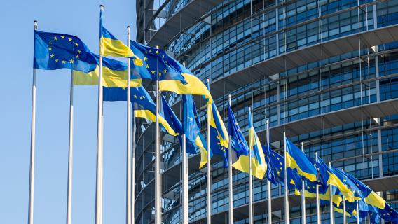 Drapeaux ukrainien et européen devant le Parlement européen