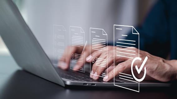 Personne tapant sur les touches d'un PC