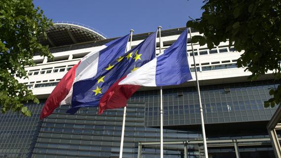 Drapeaux français et européen devant Bercy