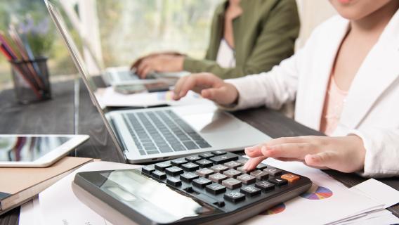 Personne comptabilisant des données sur une calculette