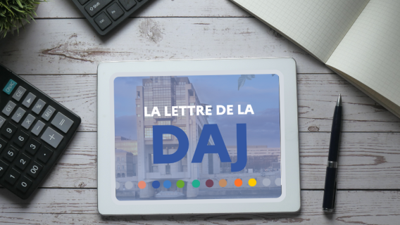Tablette posée sur un bureau