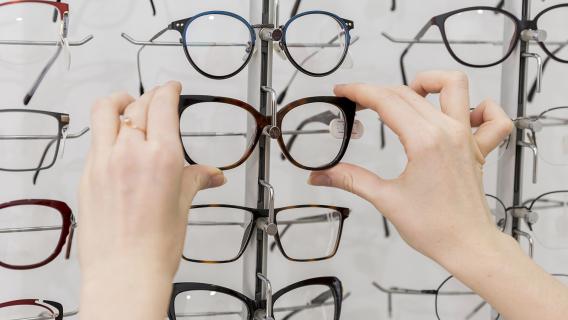 Main prenant des lunettes