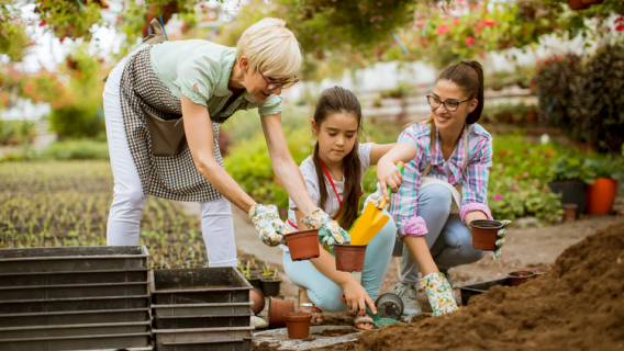Deux femmes et une jeune fille jardinent