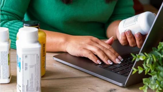 Un personne saisie des informations sur PC.