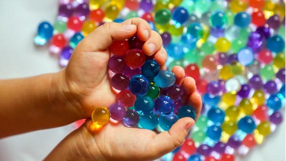 Une main tenant des billes de couleur