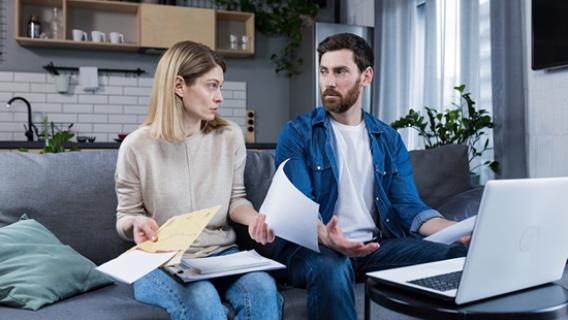 Deux personnes devant un ordinateur