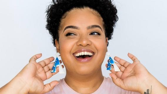 Une jeune femme avec des boucles d'oreilles