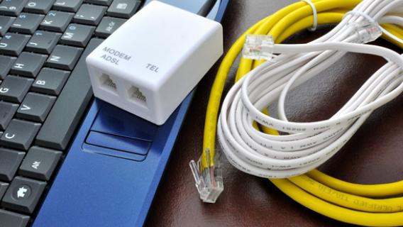 Un clavier et unj câble ethernet