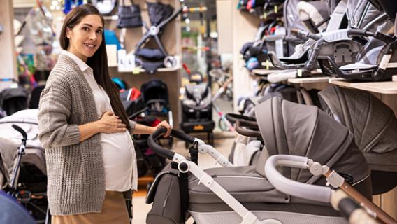 Femme enceinte dans un magasin 