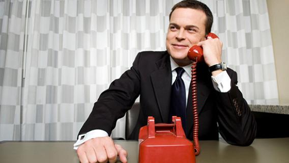 un homme au t&eacute;l&eacute;phone