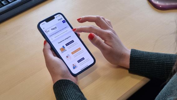 Utilisatrice de l'application SignalConso sur son téléphone