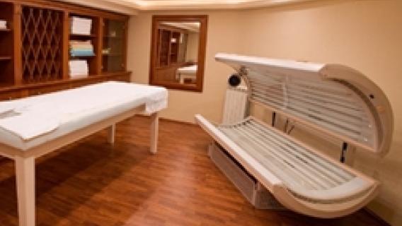 Une cabine de bronzage est ouverte dans une salle de soins esthétiques