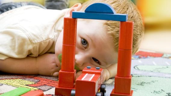 Un enfant devant un jouet de construction