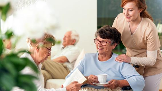 Des personnes autour d'une table