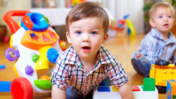 Un enfant avec des jouets