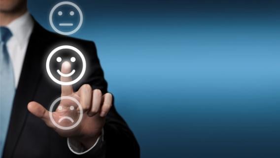 Image illsutrant un homme pointant du doigt des smiley