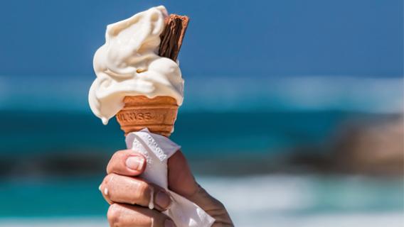 Un cornet de glace dans une main