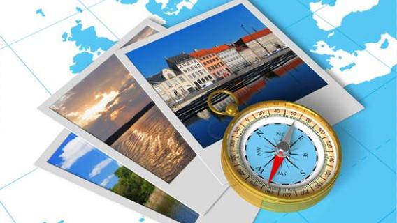 Illustration d'une boussole et photos de paysages posées sur une carte