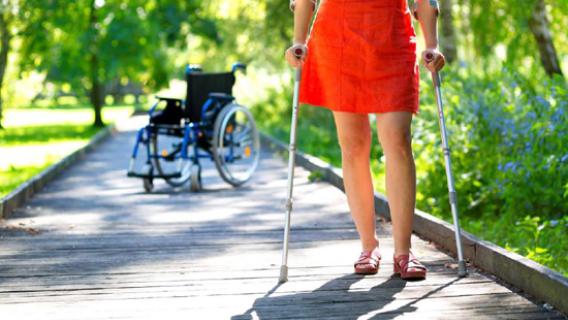 Une personne en béquille dans un jardin