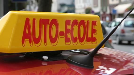 Illustration de la signalétique d'une voiture d'auto-école