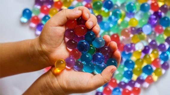 Des perles d'eau dans une main