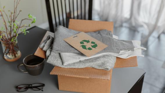 Diff&eacute;rents v&ecirc;tements pos&eacute;s sur un carton