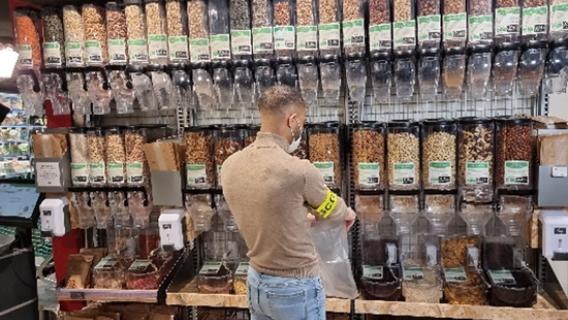 Un agent de la DGCCRF dans un magasin de vente en vrac