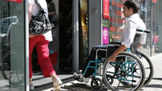 Un homme en fauteuil roulant