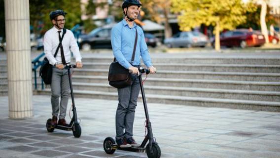 Un homme sur une trottinette &eacute;lectrique