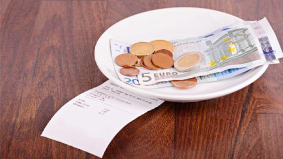 De la monnaie dans une socoupe