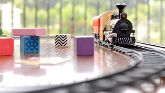 Un train électrique sur des rails