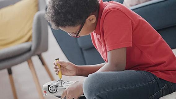 L'enfant joue avec un tournevis