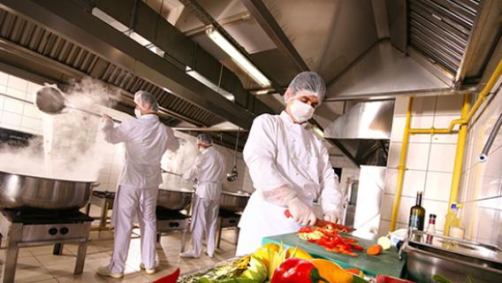 Des cuisiniers en salle