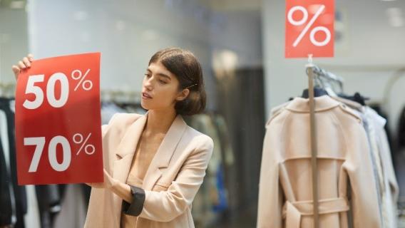 Une persone et une affiche 50% 70%