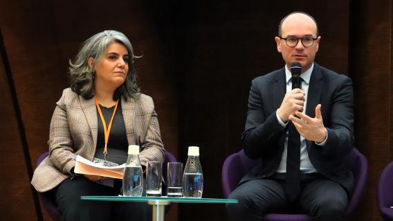Le ministre délégué chargé de l'Industrie, Sébastien Martin, intervenant devant la vingt-troisième promotion du CHEDE aux côtés de Roula Sylla, directrice des actions de modernisation de l'IGPDE.