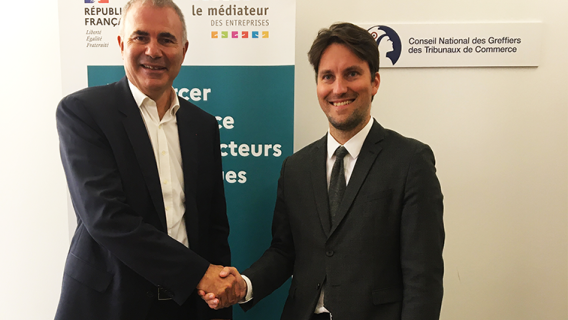 Pierre Pelouzet, médiateur des entreprises et Thomas Denfert, Président du CNGCT, se serrent la main