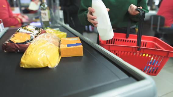Produits alimentaires sur un tapis roulant de caisse de magasin