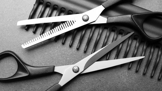 Des peignes et des paires de ciseaux de coiffeur