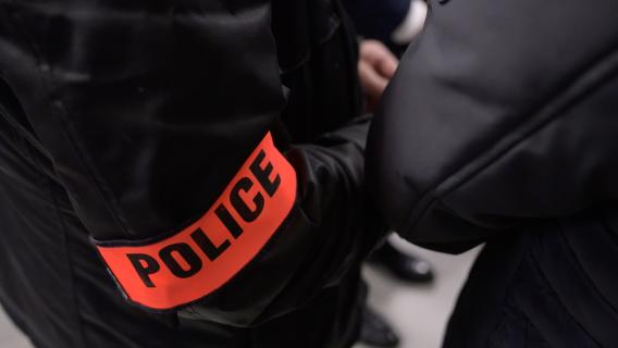 Bandeau police sur le bras d'un agent