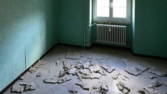 Pièce avec débris au sol et plafond ouvert 