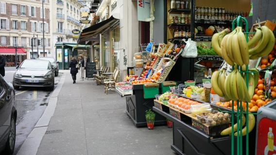 Epicerie donnant sur rue, étalage de fruits et légumes